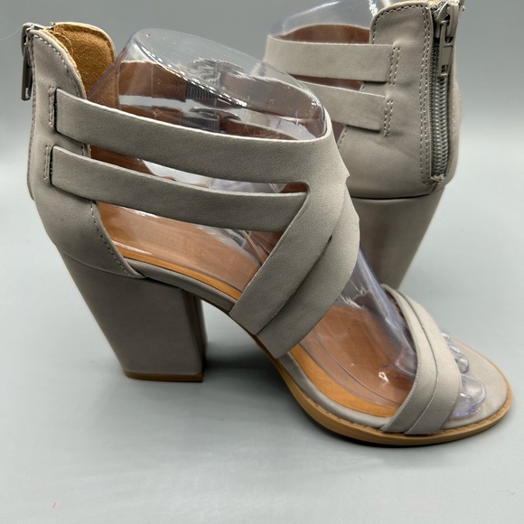 Charlotte Russe Gray Strappy Chunk Heel Open Toe Sandal Size 6 - Picture 14 of 14